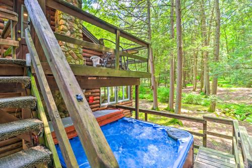 Secluded and Quiet Pocono Mountain Cabin with Hot Tub!