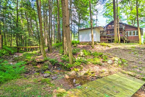 Secluded and Quiet Pocono Mountain Cabin with Hot Tub!