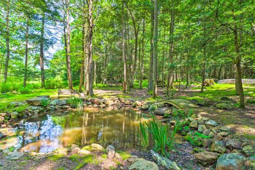 Secluded and Quiet Pocono Mountain Cabin with Hot Tub!