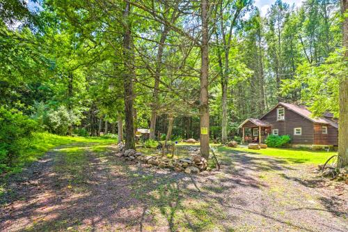 Secluded and Quiet Pocono Mountain Cabin with Hot Tub!