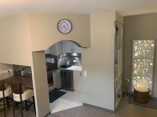 Shared lounge/TV area, Luxurious Flat in Bondy, (In front of the Train station) in Bondy