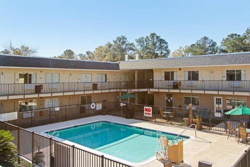 Dogwood Inn and Suites