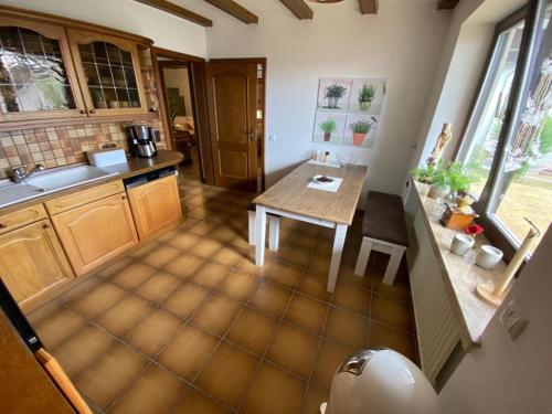 virtuve, Idyllisches Ferienhaus “Werra Ausblick” am Meißner in Berkatal