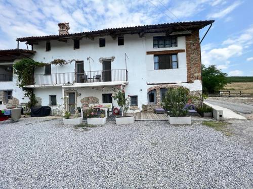 Casa in Bocca al Lupo Ruime design-appartementen met zwembad en Alpenzicht in de Langhe in Clavesana