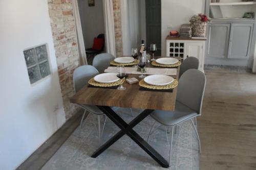 Casa in Bocca al Lupo Ruime design-appartementen met zwembad en Alpenzicht in de Langhe in Clavesana