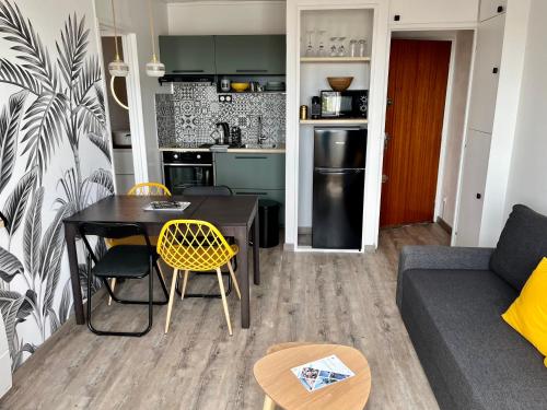 Konyha, Appt centre de Courseulles - 100m de la plage in Creully