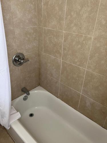 浴室, Budget Inn in 塔拉赫西市中心