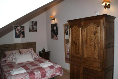 1 queen bed, 1 sofa bed