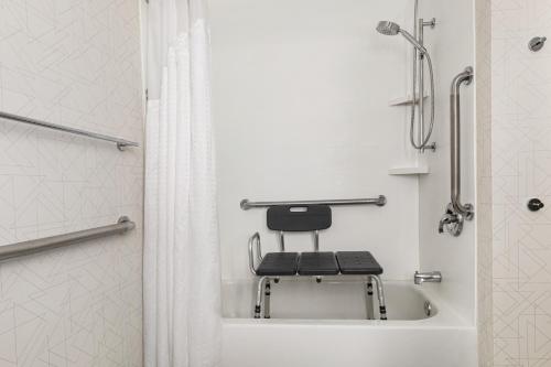 One-Bedroom Suite with Tub - Hearing Accessible