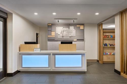 Holiday Inn Express & Suites Greenville-Downtown by IHG - 로비