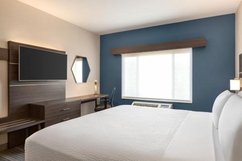 2 double beds, 1 twin bed