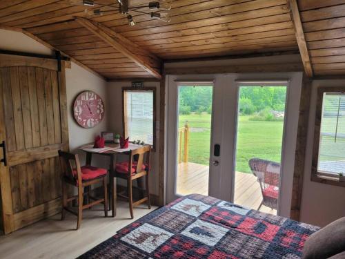 King Guesthouse with Panoramic Mt Views & Firepit