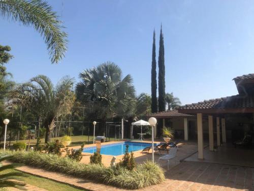 Casa de campo com Piscina churrasqueira e campo de futebol