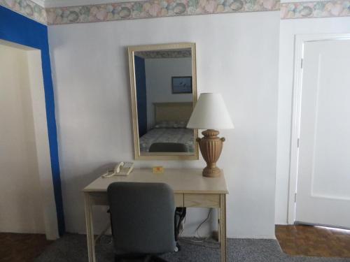 Royal Palms Motel - image 8