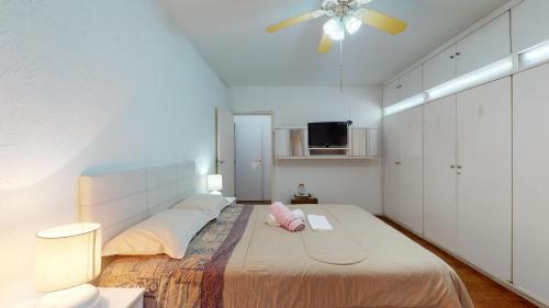 1 double bed, 1 twin bed