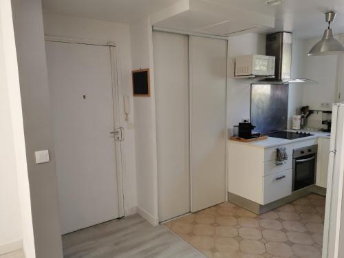 Entrance, Superbe appartement Montpellier 8 personnes 2 chambres 2 salles de bain Wifi Netflix et parking grat in Figuerolles