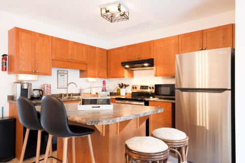 Kitchen, Family-Friendly Boho Stay - Sleeps 10 - Near the Falls in Thorold (ON)
