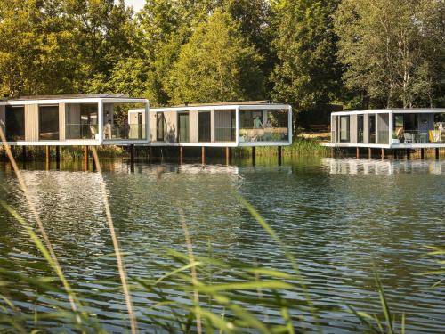 Beautiful holiday home above the water, in a holiday park in Limburg, Pension in Maasbree bei Grubbenvorst