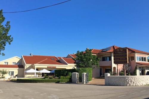 Holiday house with a swimming pool Lozovac, Krka - 11715