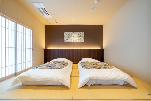 Superior Twin Room image 6