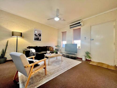 B&B South Hedland - Neat 2 bedroom apartment, with free parking - Bed and Breakfast South Hedland