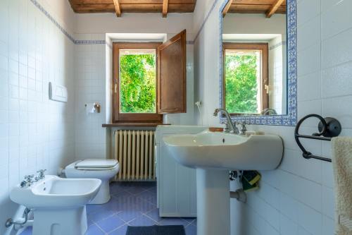 Bathroom, Casale Madreterra in Le Case (Lazio)