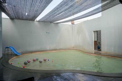 Swimming pool, RedDoorz Syariah near Pasar Godong Grobogan in Purwodadi