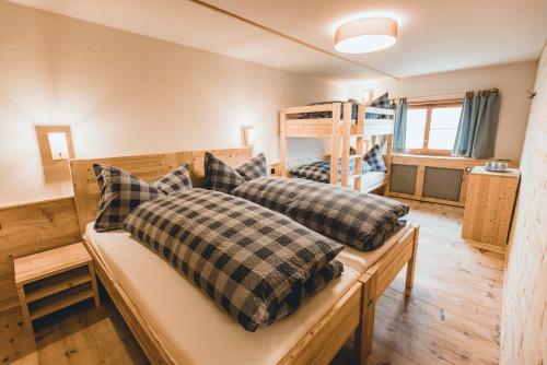 2 twin beds, 2 bunk beds