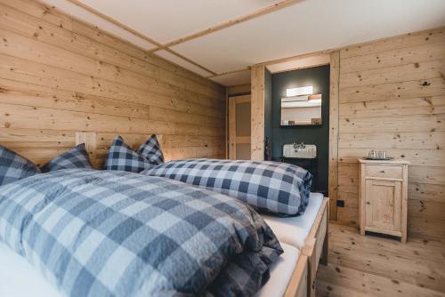 2 twin beds