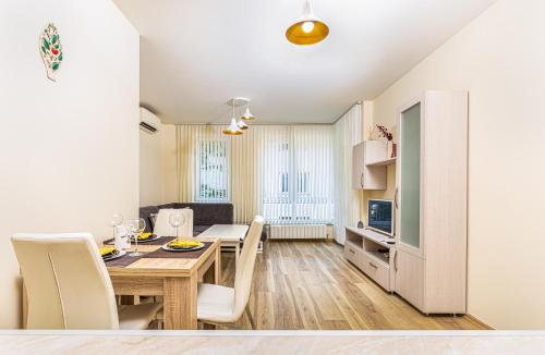 Stylish 2BD Apartment with a Nice Cozy Terrace by Flat Mаnager, Plovdiv