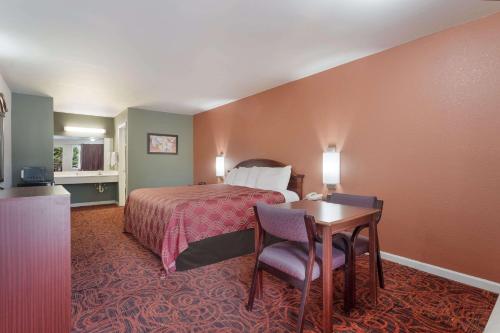 Econo Lodge Thomaston - image 11