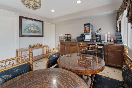 Econo Lodge Thomaston - image 6