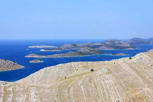 Tuvākā izklaides vieta, Secluded fisherman's cottage Cove Dragisina, Kornati - 12150 in Žut