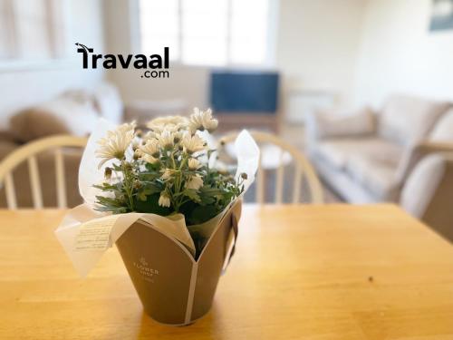 Travaal.©om - 2 Bed Serviced Apartment Farnborough