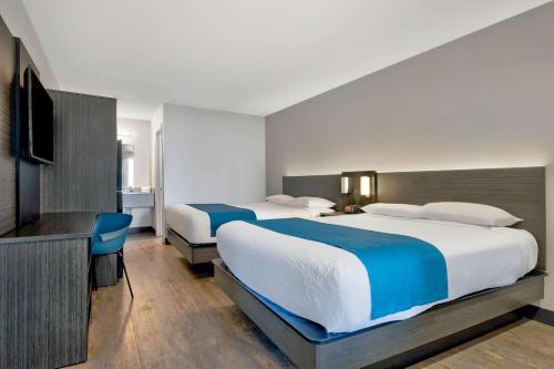 2 queen beds