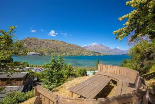 Alpine Escape - Elevated Views with Spa - Queenstown