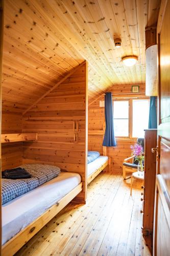 2 twin beds