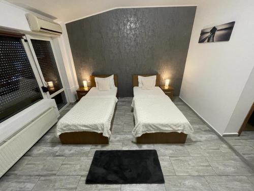 2 twin beds