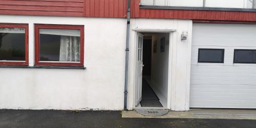 Είσοδος, Lovely 1 BR condo with free parking on premises in Hósvík