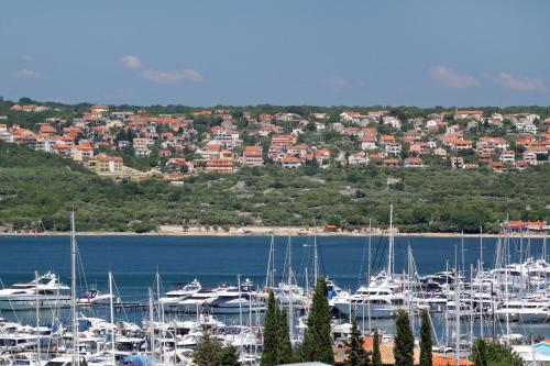 Apartments with a parking space Kornic, Krk - 17467