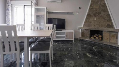  La casa de la tinaja piscina y chimenea by Toledo AP in Villamiel de Toledo