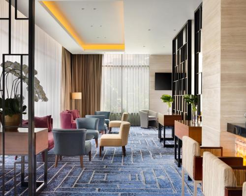 Pub/Lounge, Holiday Inn & Suites Jakarta Gajah Mada By IHG in Giacarta