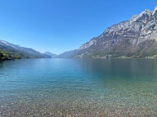 Maisonette im Penthouse-Stil ca 145m2 mit viel Privatsphäre - direkt am Walensee mit Badestrand - Apartment - Unterterzen