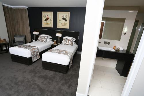 Springfield Lakes Hotel