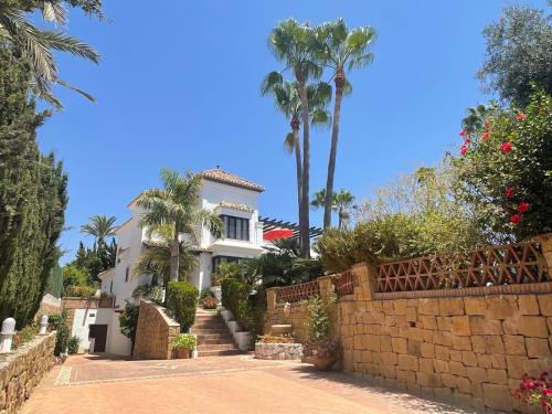 La Perla Marbella, Beachside Villa with Private Pool and Jacuzzi gîte à louer Las Chapas