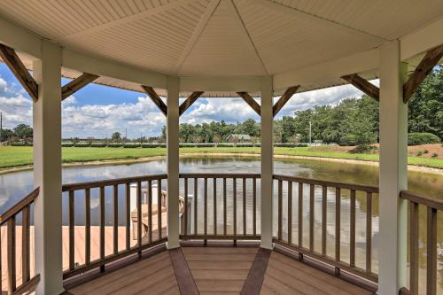 Spacious Trenton Home with Pond on 20 Acres! in 金斯頓(NC)