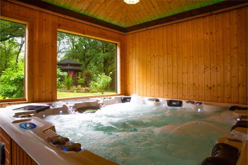Stunning 4 bedroom country house - Hot Tub & Sauna, Glasgow (photo 2)