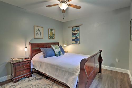 Smoky Mountains Home with Deck, 11 Mi to Asheville! in Leicester, USA