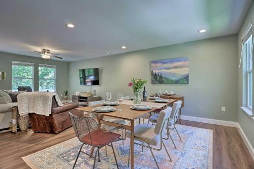 Smoky Mountains Home with Deck, 11 Mi to Asheville! in Leicester, USA