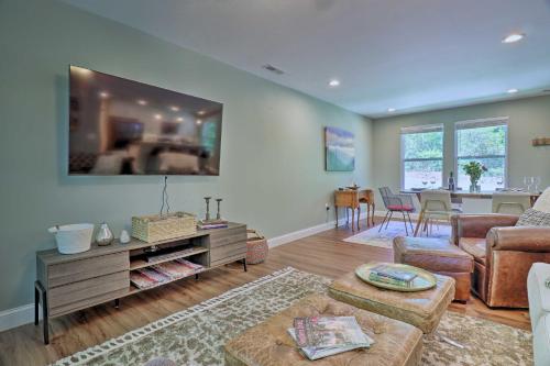 Smoky Mountains Home with Deck, 11 Mi to Asheville! in Leicester, USA